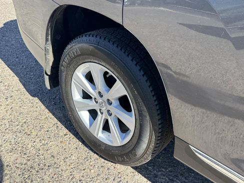 Used 2012 Toyota Highlander FWD image 12
