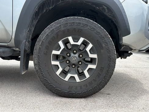 Used 2022 Toyota Tacoma TRD Off-Road AWD/4WD image 4