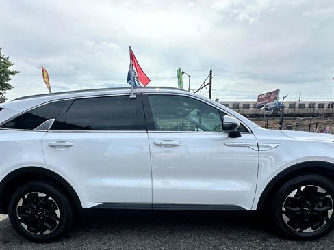 Used 2024 Kia Sorento S FWD image 3