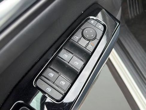 Used 2024 Nissan Pathfinder SL AWD/4WD image 17