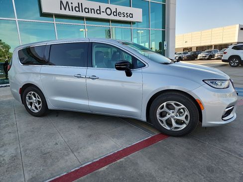 Used 2024 Chrysler Pacifica Limited FWD image 8