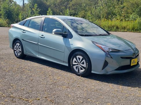 Used 2017 Toyota Prius Two w/ Prius Two Safety Plus Package FWD image 3