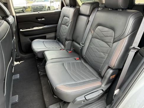 Used 2025 Nissan Pathfinder Platinum w/ Cargo Package AWD/4WD image 18