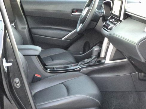 Used 2025 Toyota Corolla Cross XLE w/ Convenience Package image 21