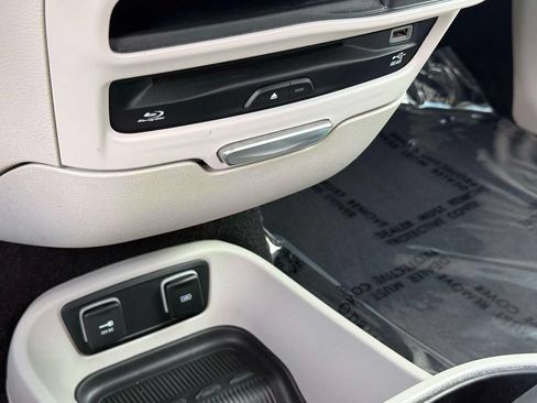 Used 2019 Chrysler Pacifica Limited FWD image 29