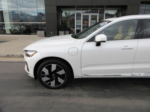 Used 2023 Volvo XC60 T8 Ultimate image 2