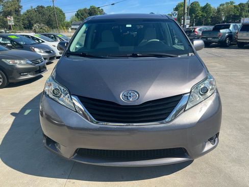 Used 2011 Toyota Sienna LE image 3