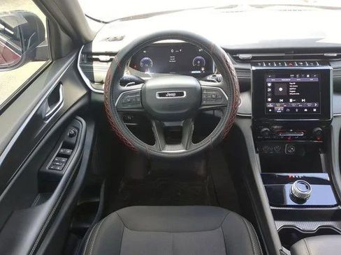 Certified 2024 Jeep Grand Cherokee Laredo AWD/4WD image 18