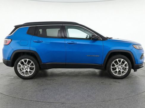 Used 2025 Jeep Compass Limited image 11