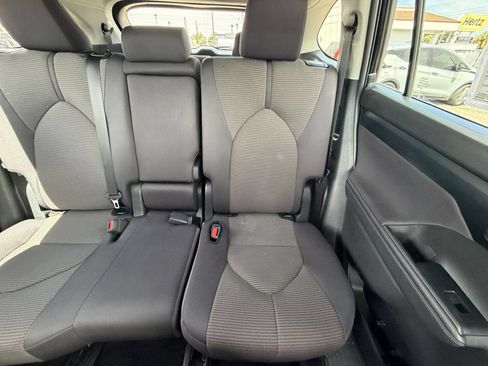 Used 2025 Toyota Highlander LE FWD image 38
