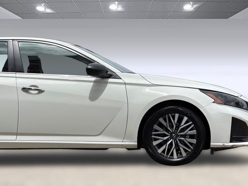 Used 2025 Nissan Altima 2.5 SV FWD image 33