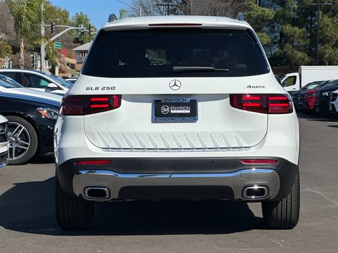 New 2025 Mercedes-Benz GLB 250 4MATIC image 4