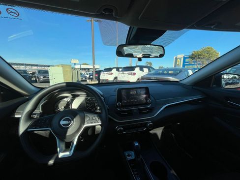 Used 2025 Nissan Altima 2.5 SV image 33