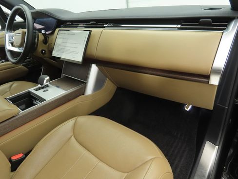 Certified 2024 Land Rover Range Rover SE image 17