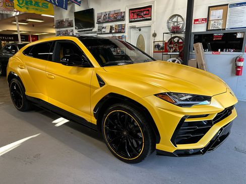 Used 2022 Lamborghini Urus Base image 3