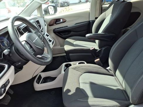 Used 2023 Chrysler Voyager LX FWD image 12