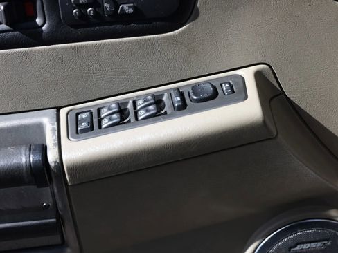 Used 2003 HUMMER H2 w/ Preferred Equipment Group AWD/4WD image 39