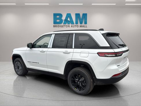 New 2026 Jeep Grand Cherokee Altitude image 5