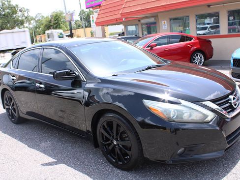 Used 2017 Nissan Altima 2.5 SR w/ Midnight Edition Package FWD image 4
