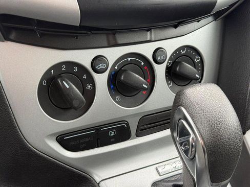 Used 2013 Ford Focus SE w/ SE Winter Pkg image 19