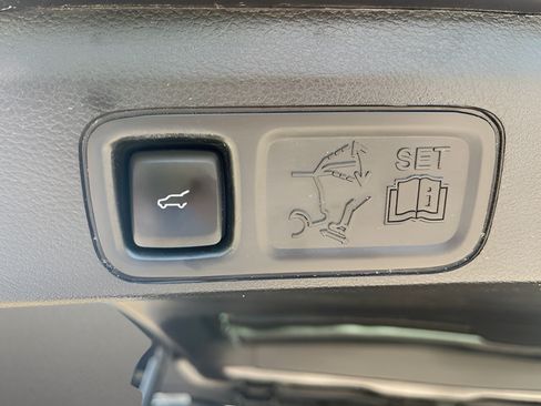Used 2020 Ford Expedition XLT w/ Equipment Group 202A RWD image 10