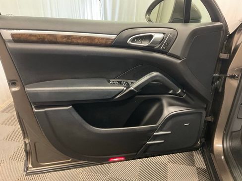 Used 2016 Porsche Cayenne AWD/4WD image 18