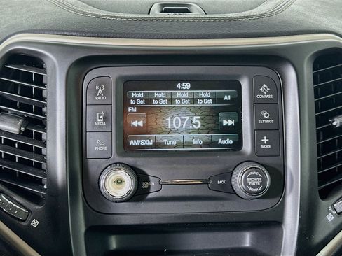 Used 2017 Jeep Cherokee Sport FWD image 19