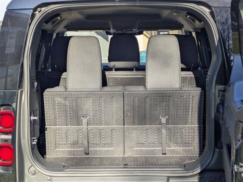 Used 2022 Land Rover Defender 110 image 32