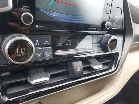 Used 2022 Toyota Highlander XLE FWD image 26