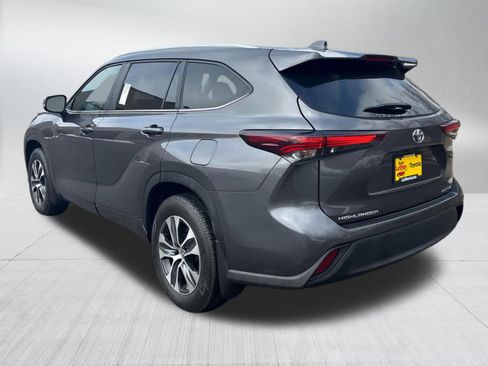 Used 2024 Toyota Highlander XLE image 4