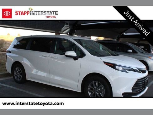 Used 2025 Toyota Sienna LE AWD/4WD image 1