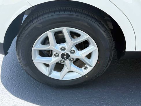 Used 2025 Kia Soul LX w/ LX Technology Package FWD image 8