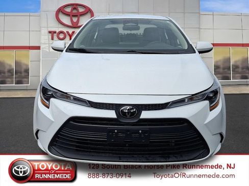 Used 2025 Toyota Corolla LE FWD image 2