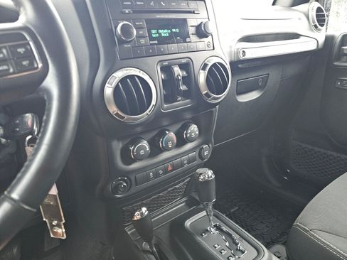 Used 2016 Jeep Wrangler Unlimited Rubicon w/ Connectivity Group AWD/4WD image 32