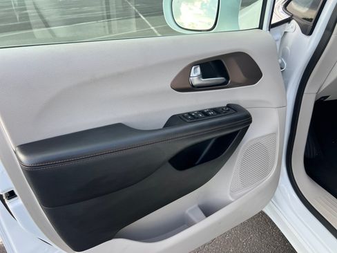 Used 2018 Chrysler Pacifica Touring-L FWD image 36