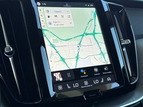 Certified 2025 Volvo XC60 B5 Plus AWD/4WD image 18
