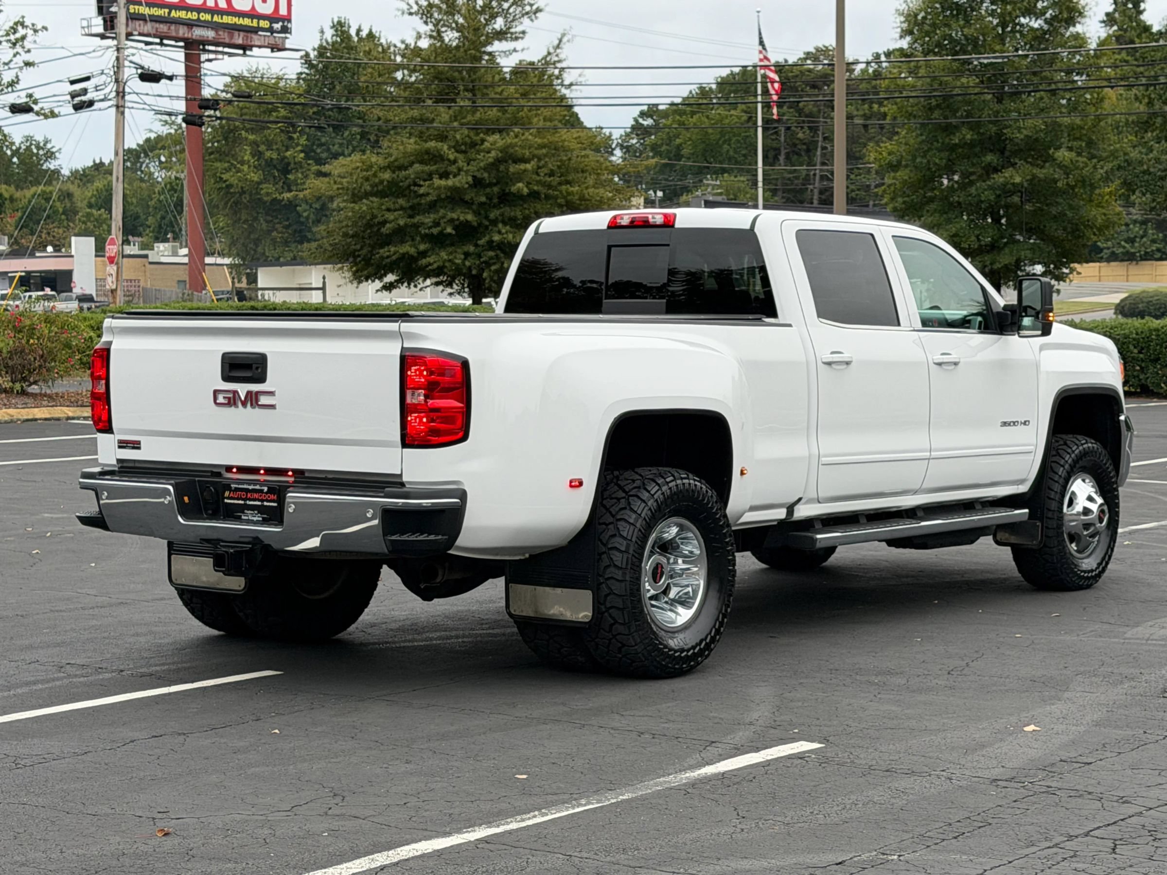 Used 2017 GMC Sierra 3500 SLE w/ SLE Preferred Package AWD/4WD image 6