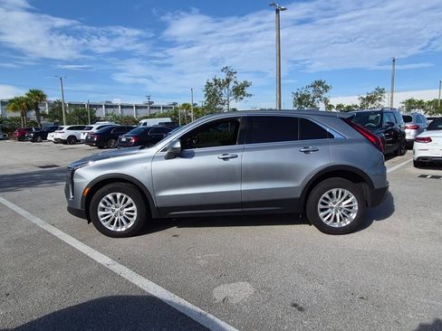 Used 2024 Cadillac XT4 Luxury w/ Cold Weather Package FWD image 5