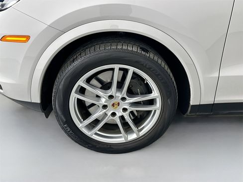 Certified 2023 Porsche Cayenne Platinum Edition image 11
