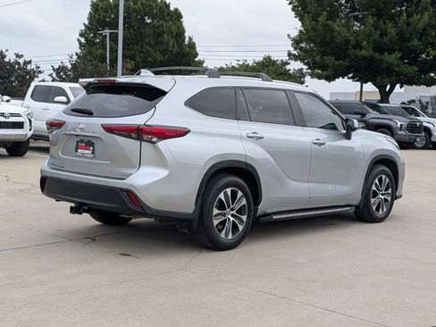 Used 2023 Toyota Highlander XLE FWD image 5