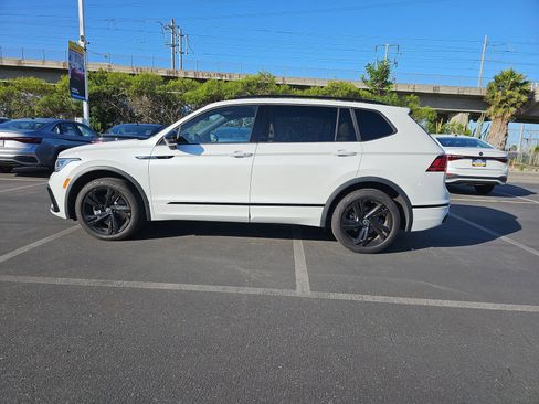 Certified 2023 Volkswagen Tiguan SE R-Line image 8