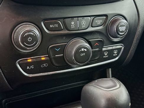 Used 2020 Jeep Cherokee Latitude Plus w/ Cold Weather Group AWD/4WD image 18