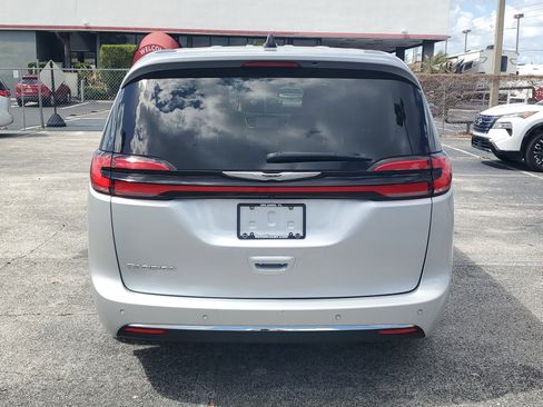 Used 2024 Chrysler Pacifica Touring-L FWD image 5