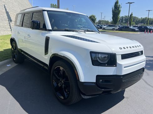 Used 2025 Land Rover Defender 110 X-Dynamic SE AWD/4WD image 9