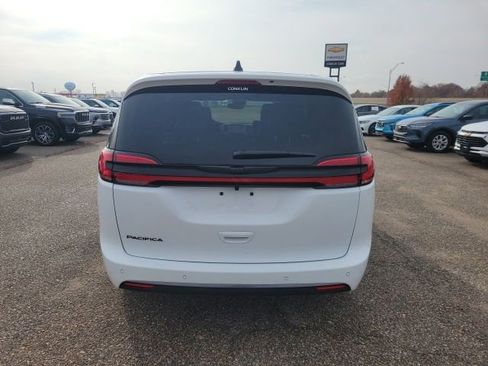 New 2026 Chrysler Pacifica Select image 22