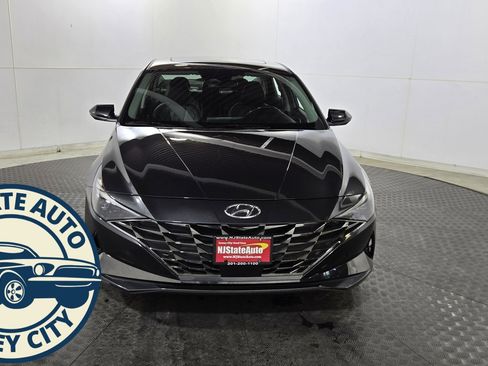 Used 2023 Hyundai Elantra Limited w/ Preferred Accessory Package image 2