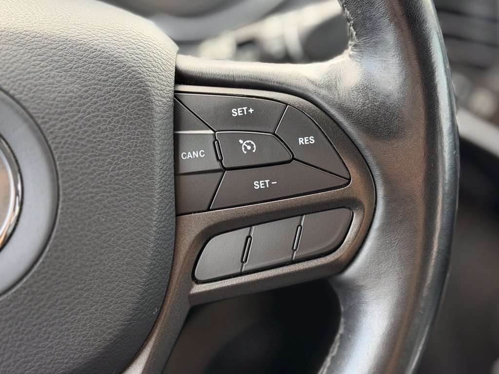 Used 2020 Jeep Cherokee Trailhawk AWD/4WD image 9