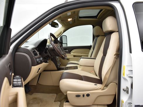 Used 2014 GMC Sierra 2500 Denali w/ Suspension Package, Off-Road image 8