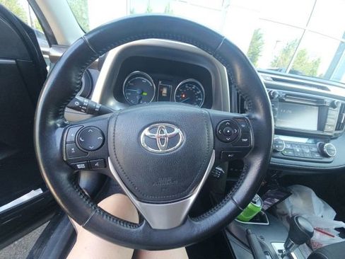 Used 2018 Toyota RAV4 XLE AWD/4WD image 4