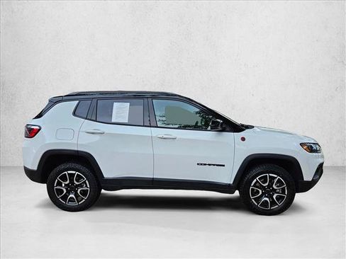 Used 2025 Jeep Compass Trailhawk AWD/4WD image 4
